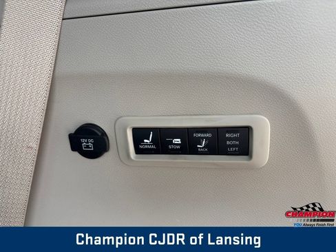 Used 2019 Chrysler Pacifica Limited w/ Tire & Wheel Group FWD image 22