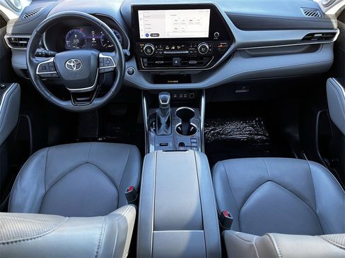 Used 2024 Toyota Highlander Limited image 9