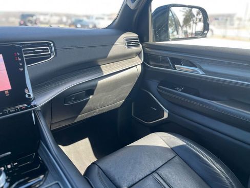 Used 2024 Jeep Wagoneer Series II w/ Flexible Seating Group image 12