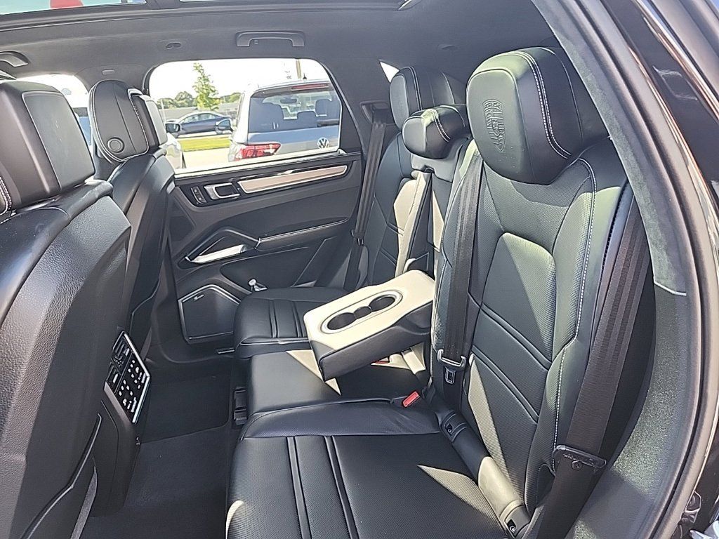 Used 2023 Porsche Cayenne Turbo AWD/4WD image 11