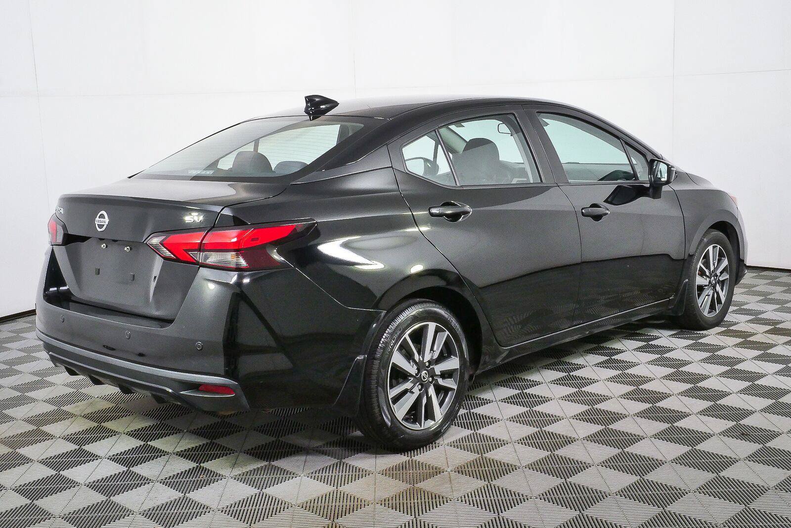 Used 2021 Nissan Versa SV FWD image 3