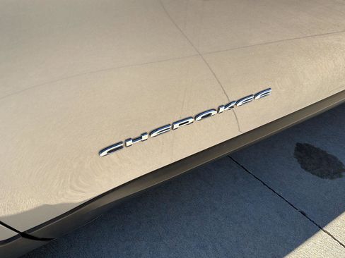 Used 2019 Jeep Cherokee Latitude Plus w/ Cold Weather Group image 5