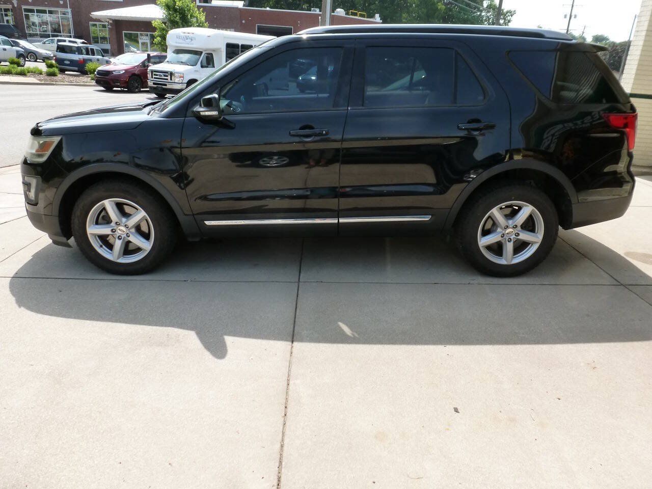 Used 2016 Ford Explorer XLT w/ Equipment Group 201A AWD/4WD image 6