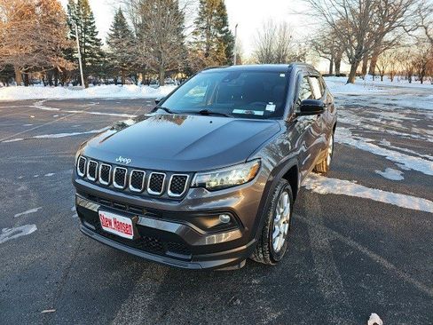 Used 2023 Jeep Compass Latitude image 2