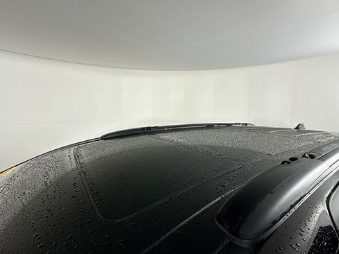 Used 2025 Chrysler Pacifica Limited image 33