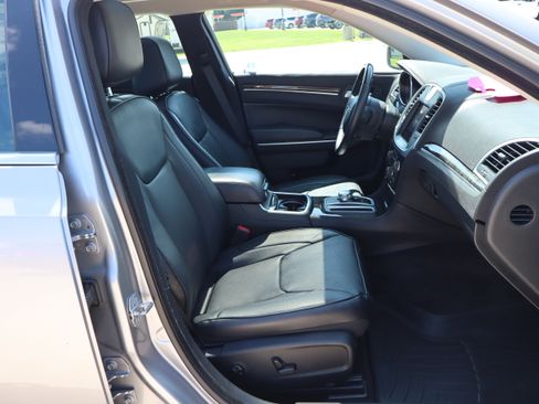 Used 2017 Chrysler 300 C AWD/4WD image 12