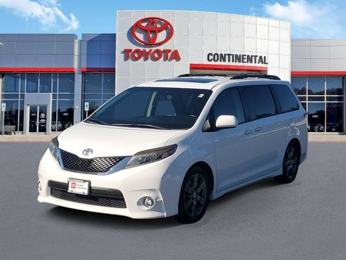 Certified 2016 Toyota Sienna SE FWD image 3