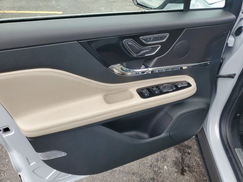 New 2026 Lincoln Corsair Premiere image 8