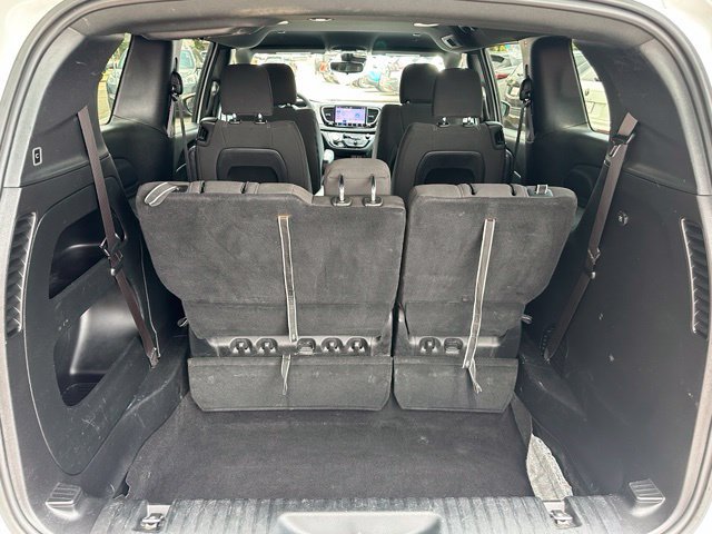 Used 2023 Chrysler Pacifica Touring FWD image 17