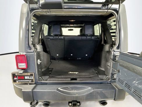 Used 2017 Jeep Wrangler Unlimited Sahara w/ Connectivity Group AWD/4WD image 25