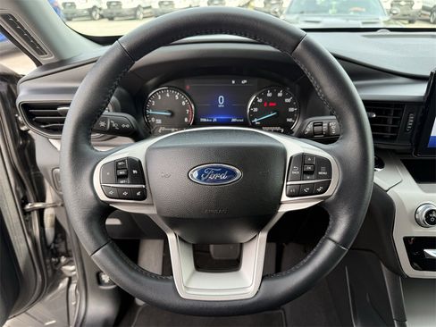 Used 2024 Ford Explorer XLT image 25
