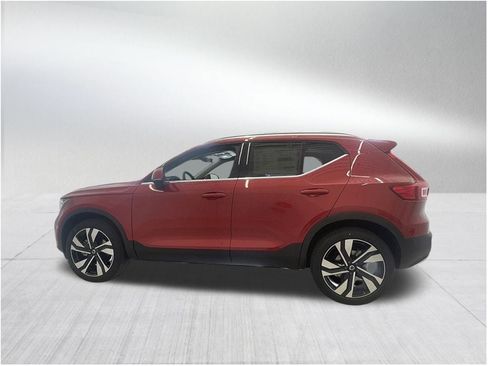 Used 2024 Volvo XC40 B5 Plus image 3