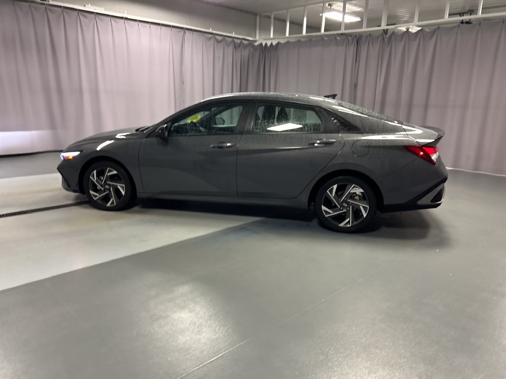 Used 2025 Hyundai Elantra Sport FWD image 4