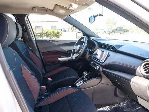 Used 2018 Nissan Kicks SR image 15