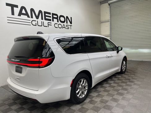 Used 2025 Chrysler Pacifica Select FWD image 7
