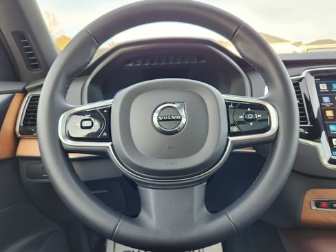 Used 2023 Volvo XC90 B6 Plus image 21