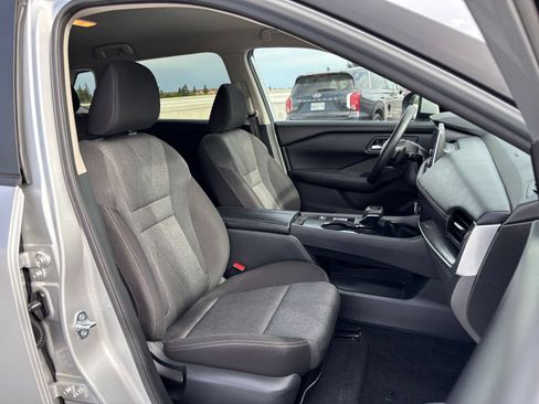 Used 2025 Nissan Rogue SV FWD image 38