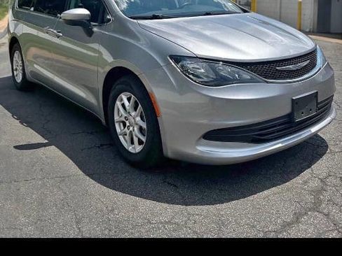 Used 2020 Chrysler Voyager LX image 2