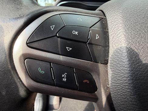 Used 2019 Jeep Cherokee Latitude Plus FWD image 19