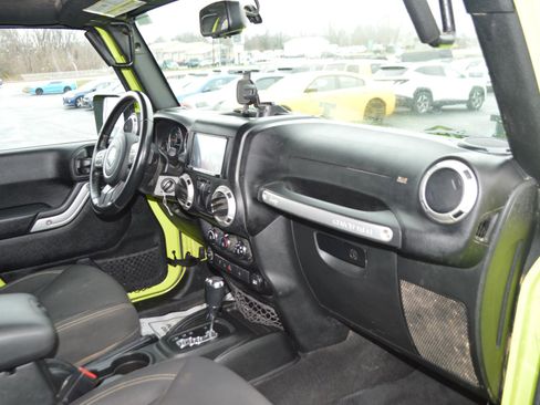 Used 2016 Jeep Wrangler Rubicon w/ Power Convenience Group AWD/4WD image 18