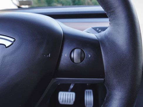 Used 2024 Tesla Model Y Performance image 21