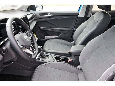 Certified 2025 Volkswagen Taos SE FWD image 32