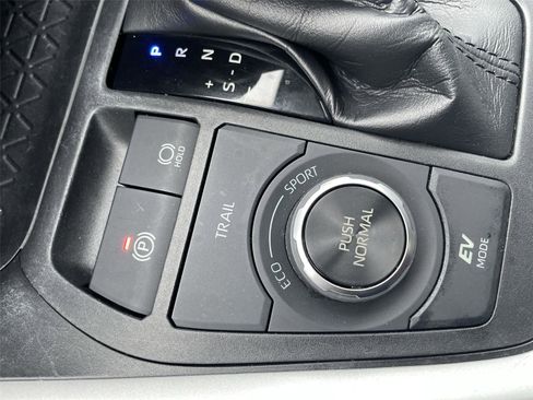 Used 2020 Toyota RAV4 XLE image 31