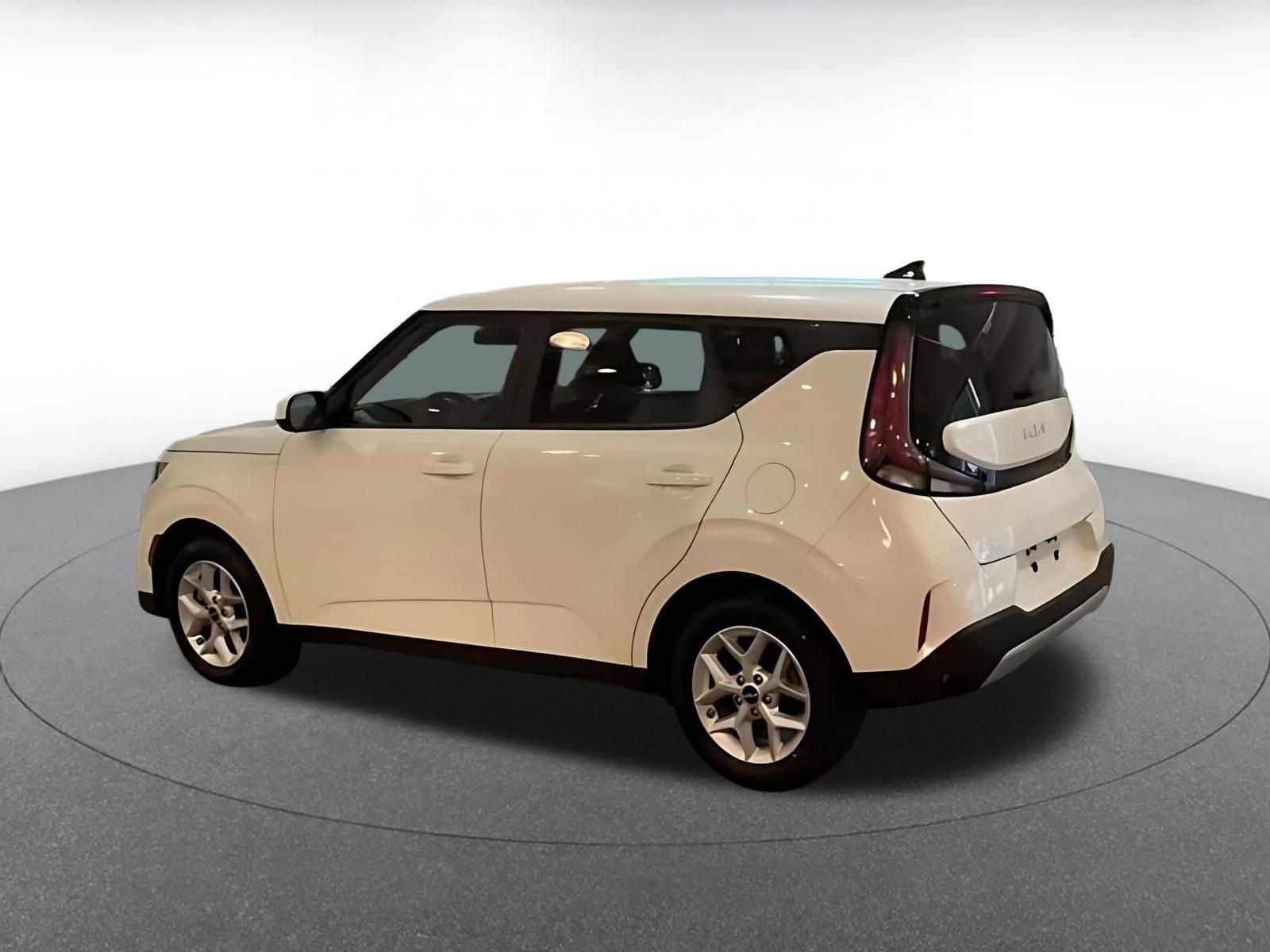 Used 2025 Kia Soul LX w/ LX Technology Package FWD image 8