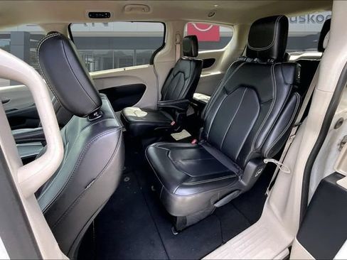 Used 2023 Chrysler Pacifica Touring-L FWD image 20