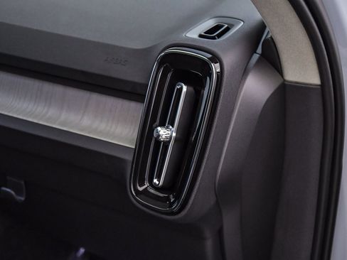 Used 2025 Volvo XC40 B5 Ultra w/ Climate Package image 16