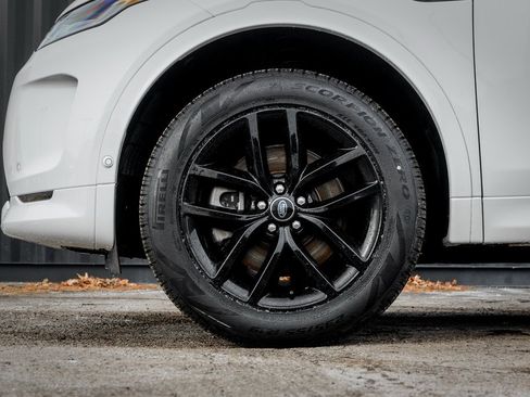 Used 2025 Land Rover Discovery Sport S image 4