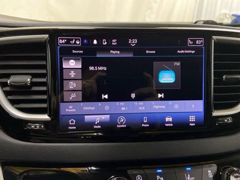 Used 2023 Chrysler Pacifica Touring-L FWD image 41