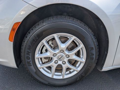 Used 2024 Chrysler Pacifica Touring-L FWD image 9