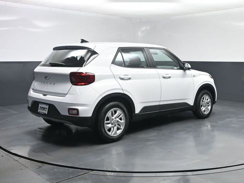 Used 2022 Hyundai Venue SE image 24