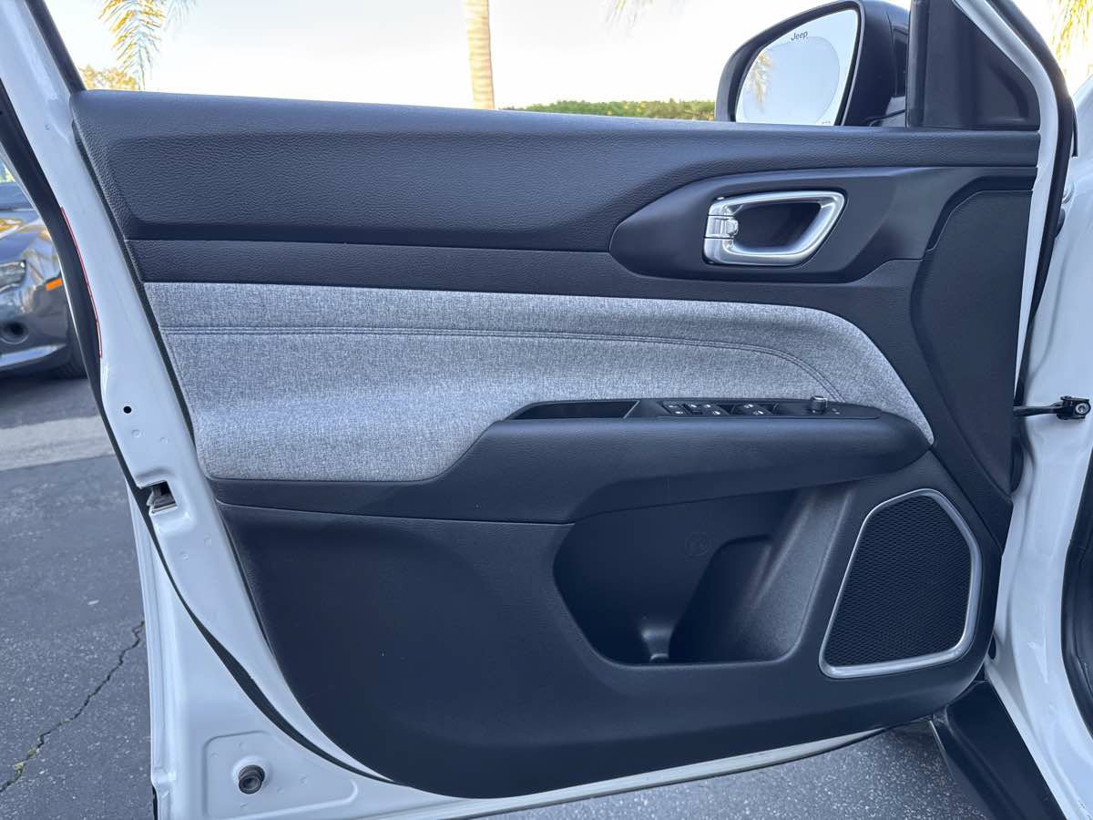 Used 2022 Jeep Compass Latitude FWD image 25