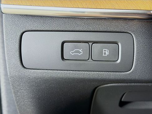 Certified 2023 Volvo XC90 T8 Plus AWD/4WD image 10
