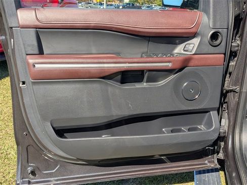 Used 2024 Ford Expedition Limited image 12