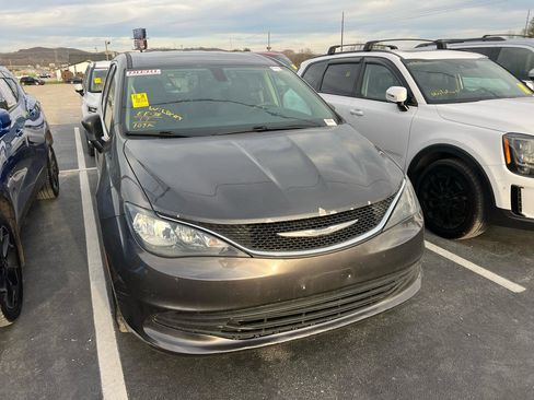 Used 2017 Chrysler Pacifica Touring image 1