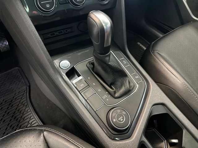 Used 2020 Volkswagen Tiguan SEL AWD/4WD image 32