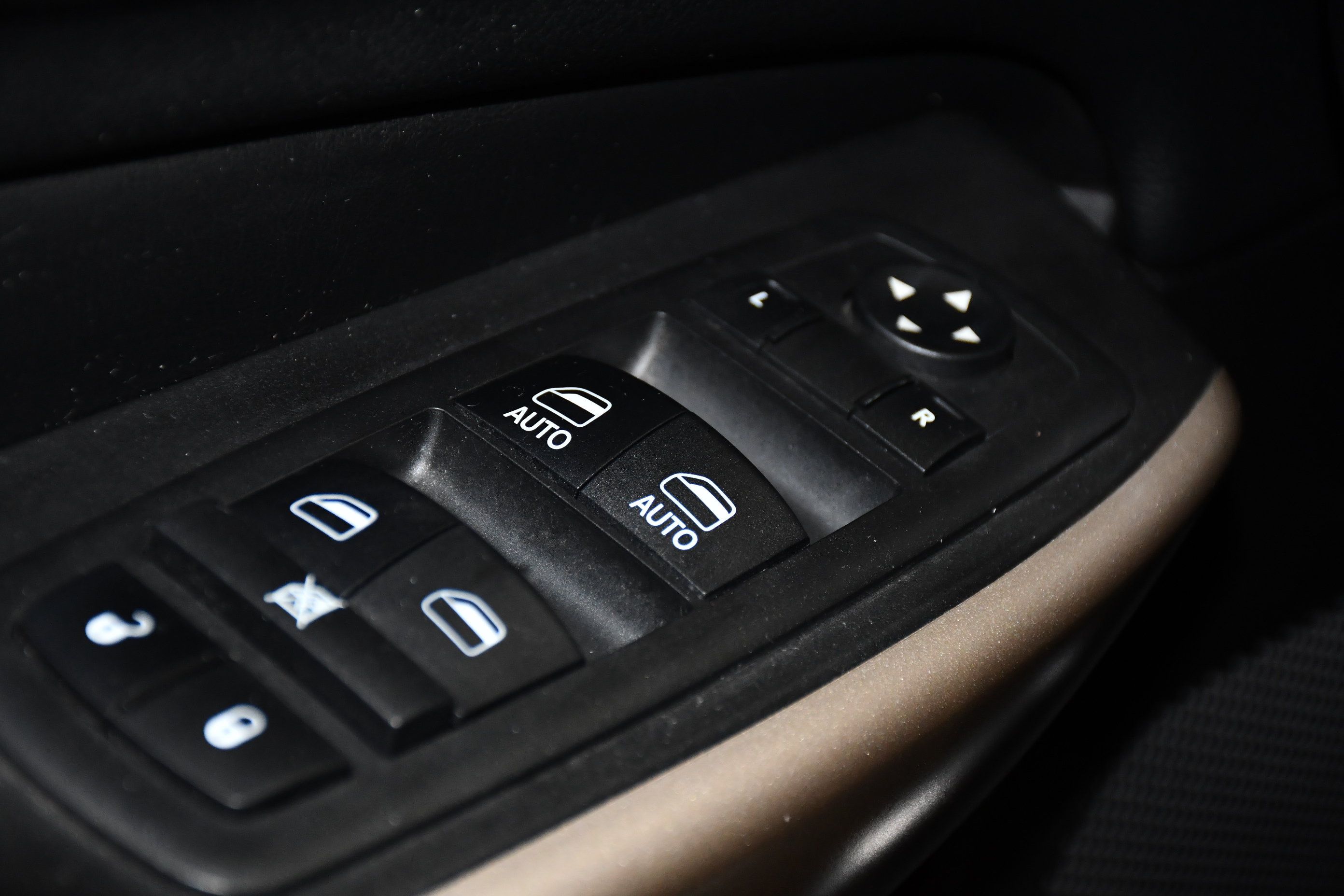 Used 2018 Jeep Cherokee Limited AWD/4WD image 33