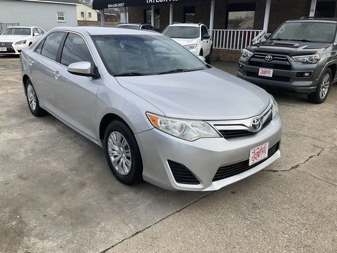 Used 2014 Toyota Camry LE image 1