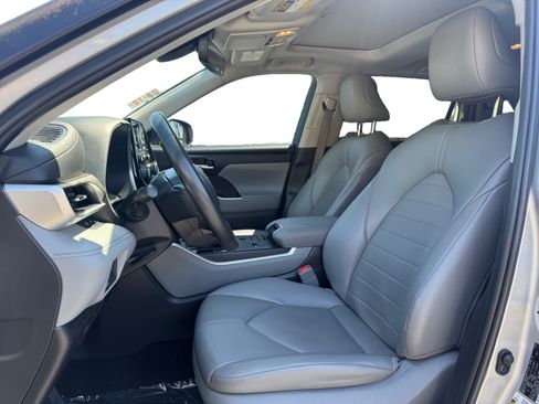 Used 2022 Toyota Highlander XLE FWD image 9
