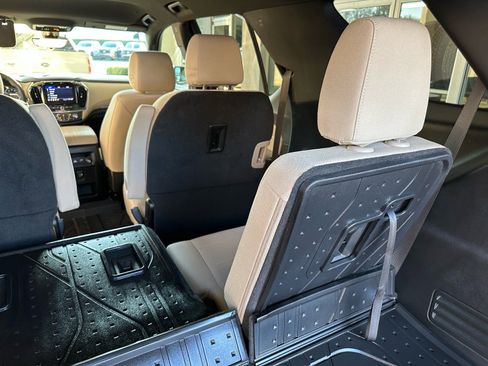 Used 2023 Chevrolet Traverse LT image 24