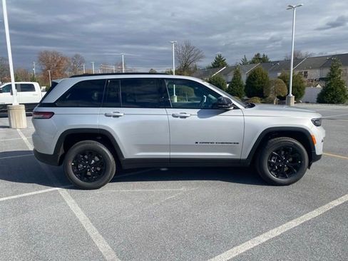 New 2025 Jeep Grand Cherokee Altitude image 9