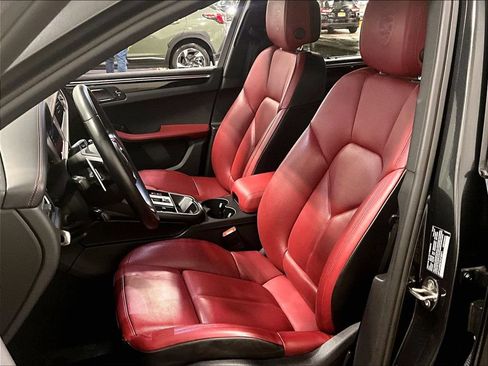 Certified 2023 Porsche Macan AWD/4WD image 5