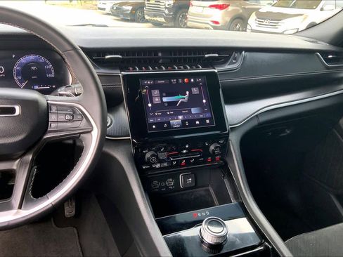 Used 2023 Jeep Grand Cherokee Altitude image 7