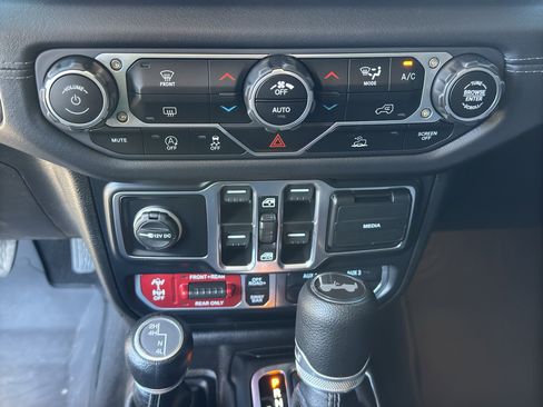 Used 2025 Jeep Wrangler Unlimited Rubicon AWD/4WD image 22