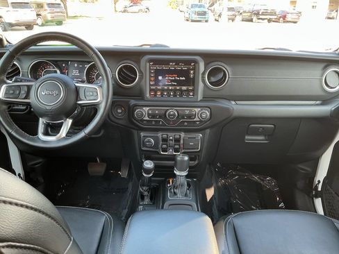 Used 2018 Volvo XC60 T6 Momentum w/ Advanced Package AWD/4WD image 12