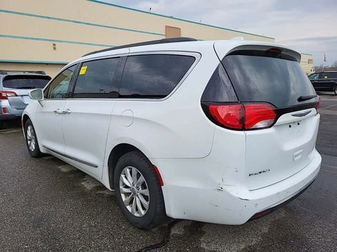Used 2017 Chrysler Pacifica Touring-L image 4