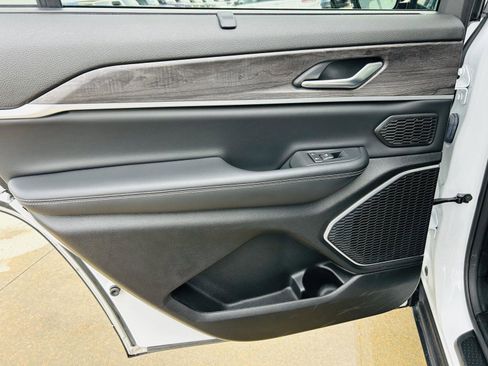 Used 2023 Jeep Grand Cherokee L Limited w/ Luxury Tech Group II image 30